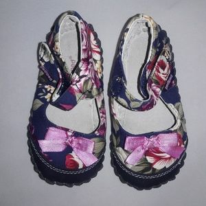 SOLD Leather Bow Shoes Sandals Size 5.5-6